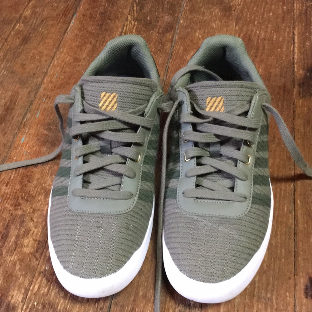 Women’s size 11 K-Swiss Canvas Shoe